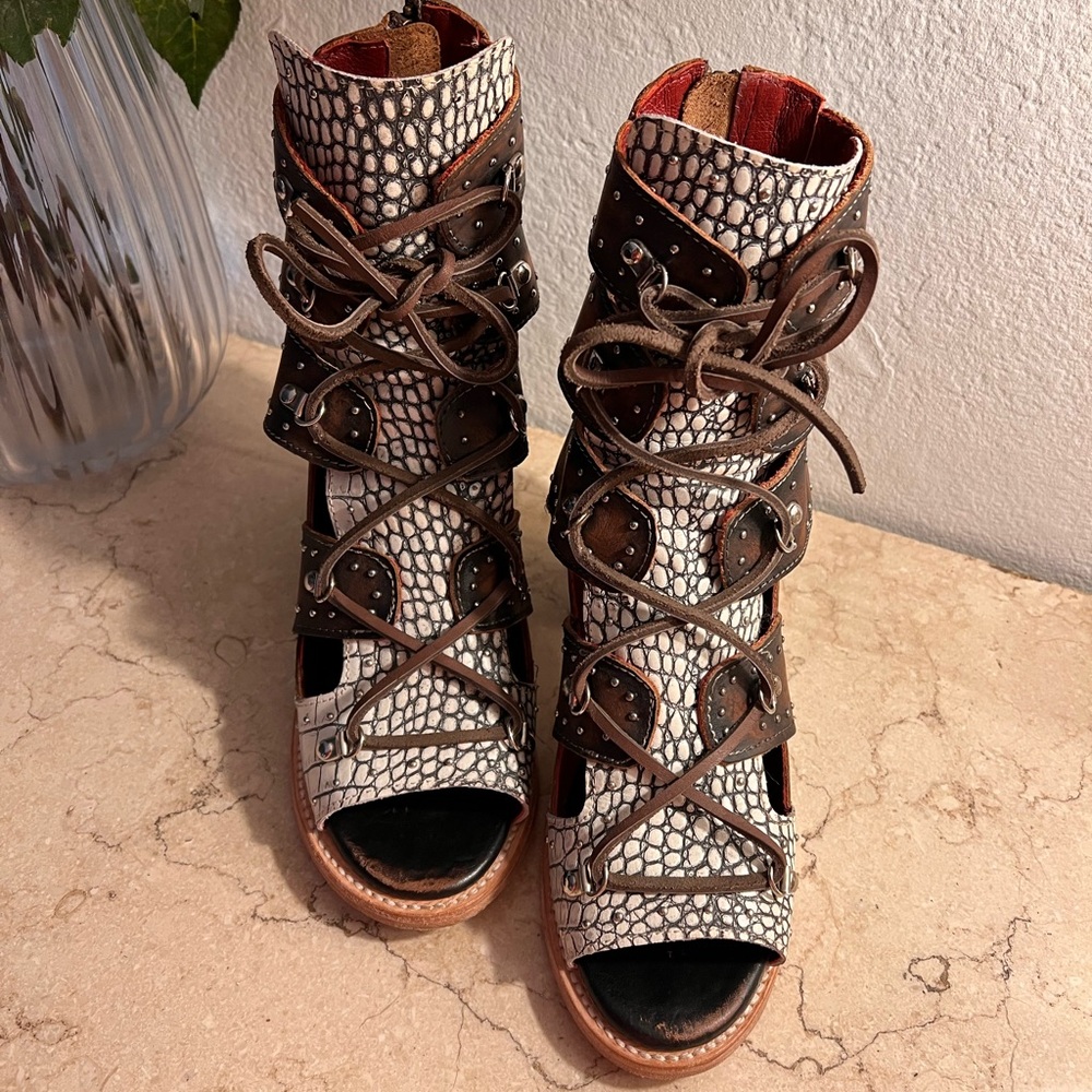 Freebird Brandy Black and Brown Lace-Up Boots